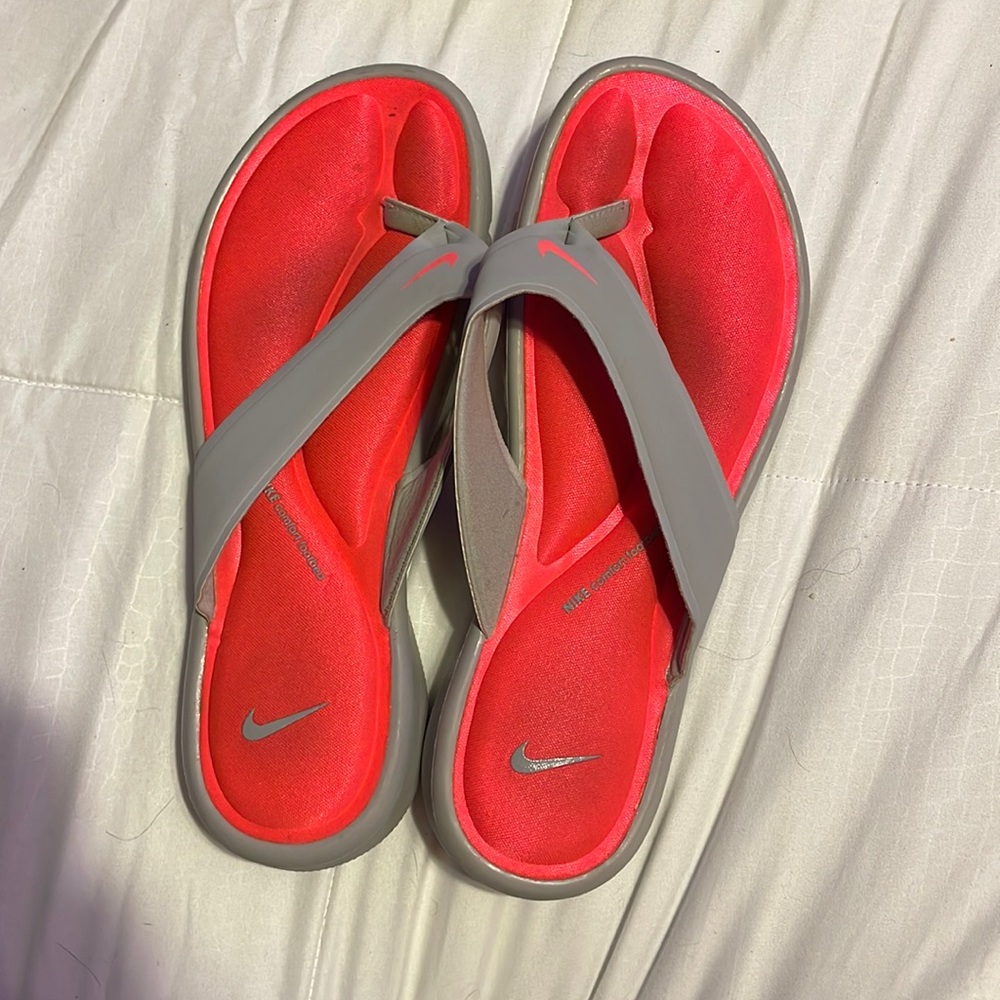 Pink Nike memory foam flip flops. Size 11 in women’s. only worn once.